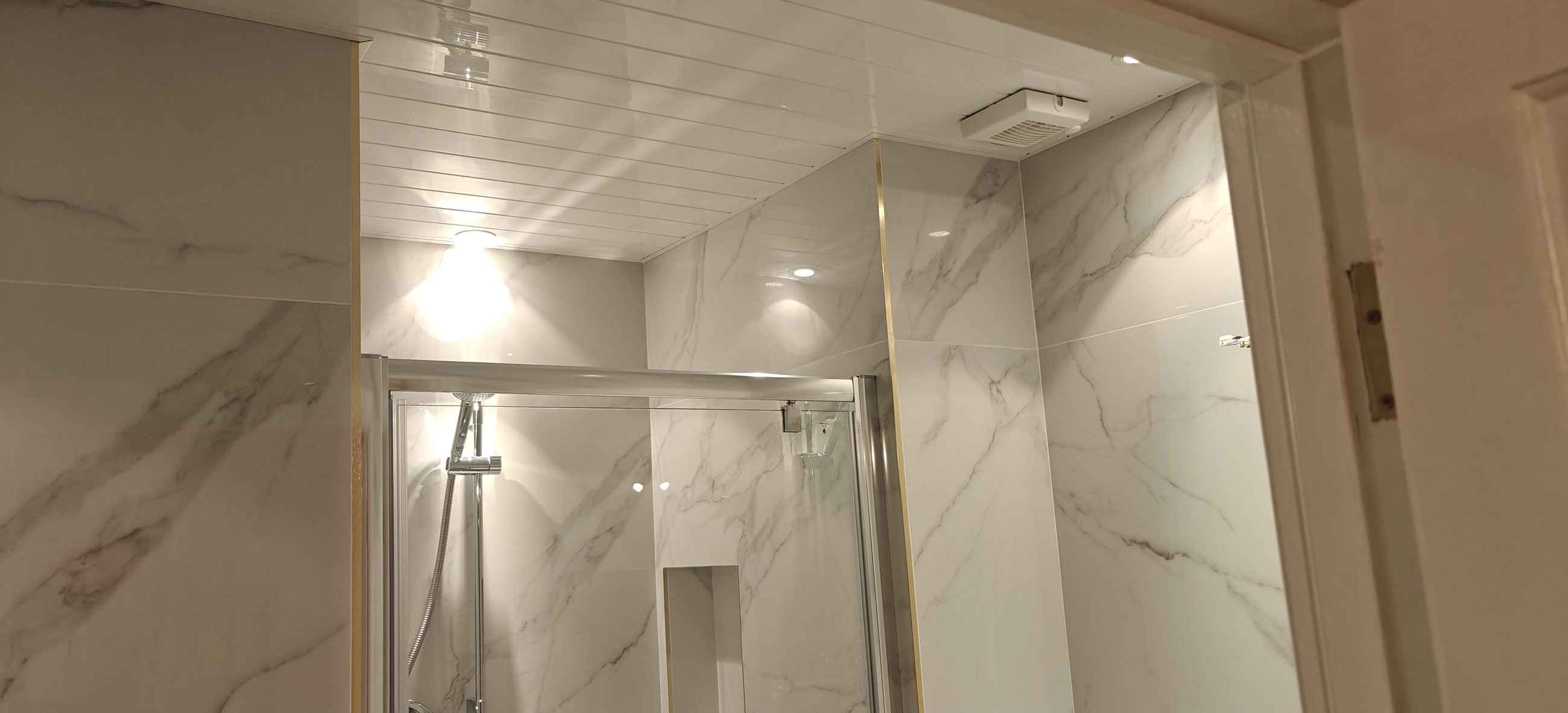 Large format marble effect tiling in a bathroom